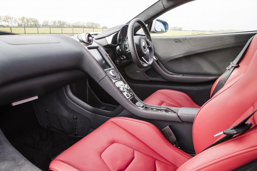 Интерьер McLaren 650S 2014 года  (UK) (фото 4 из 20)
